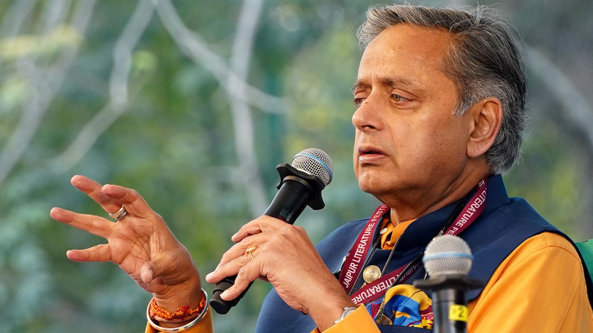 Shashi Tharoor spricht in ein Mikrofon (Aufnahme: 20. Januar 2023)