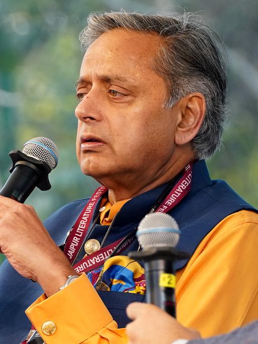 Shashi Tharoor spricht in ein Mikrofon (Aufnahme: 20. Januar 2023)