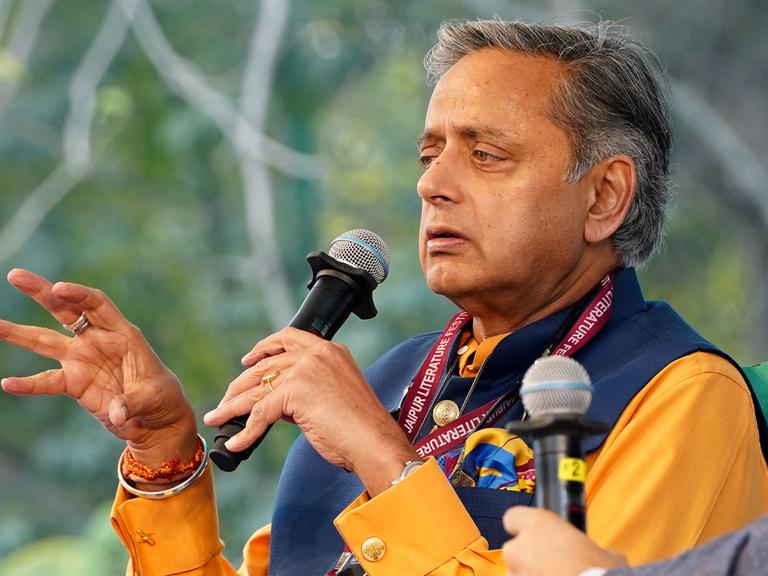 Shashi Tharoor spricht in ein Mikrofon (Aufnahme: 20. Januar 2023)