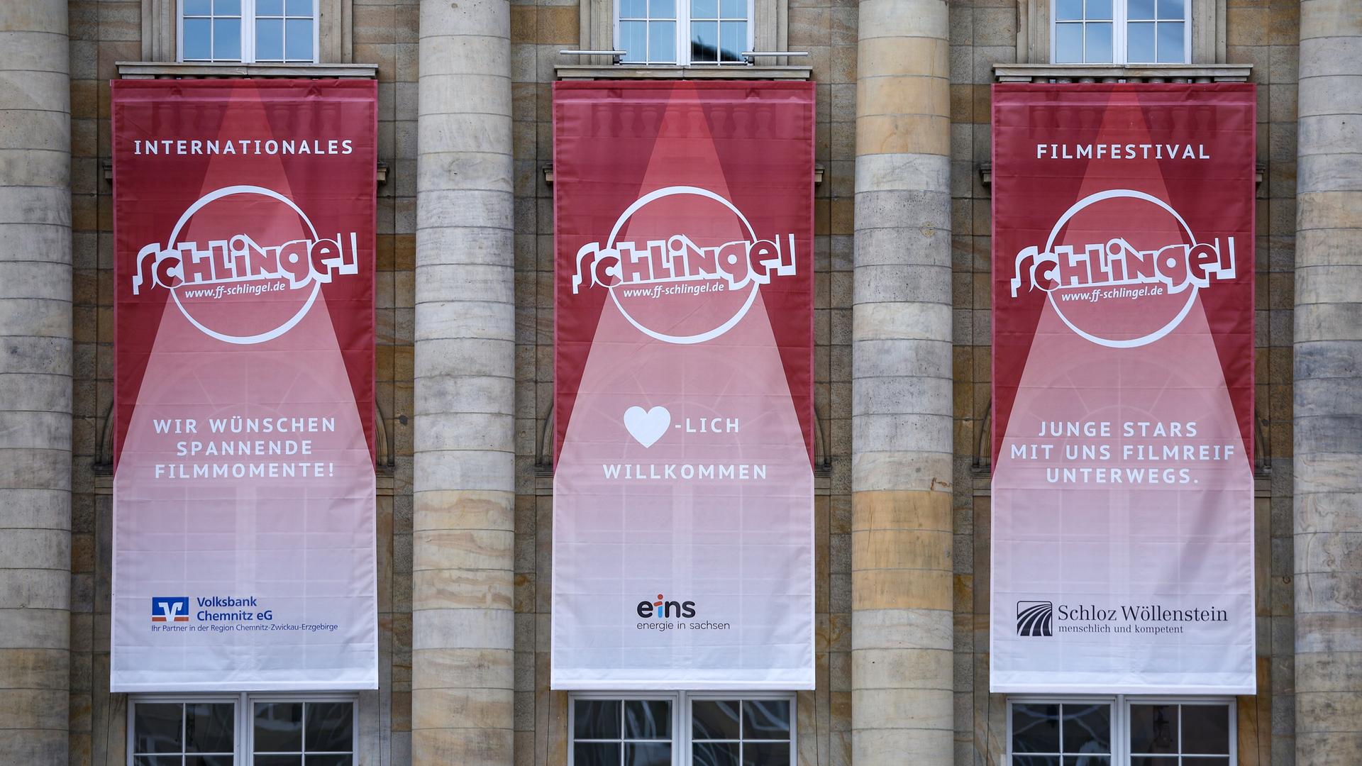 Banner für das Kinderfilmfestival "Schlingel" hängen an der Chemnitzer Oper. 