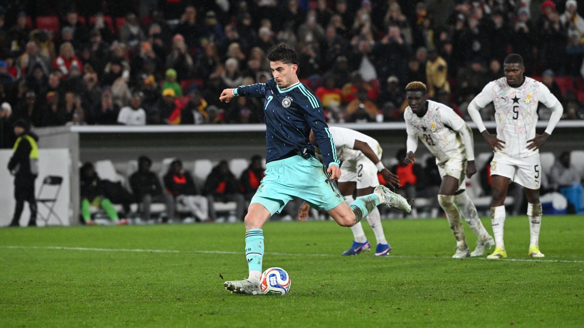 Nationalspieler Kai Havertz beim Elfmeter, mit dem er das 1:0 für Deutschland erzielte.