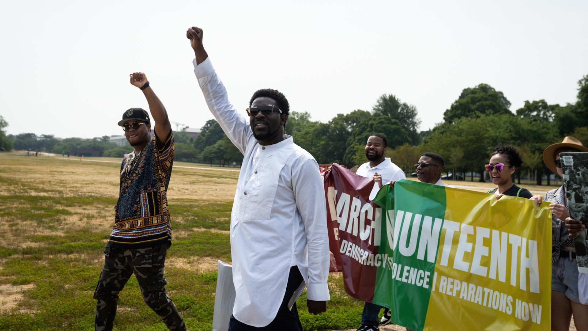 Rev. Ronaldo Pearson (li) and Rev. Stephen Green of Faith for Black Lives führen einen Gedenkmarsch am Feiertag "Juneteenth" an. An dem Tag wird in den USA jährlich am 19. Juni das Ende der Sklaverei gefeiert.