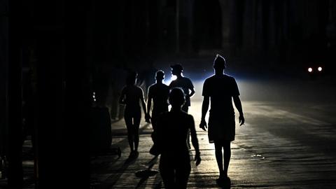 Menschen während eines Stromausfalls in der kubanischen Hauptstadt Havanna 