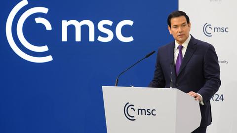 US-Außenminister Rubio steht auf der Münchner Sicherheitskonferenz an einem Rednerpult. Er hat den Kopf leicht geneigt, während er spricht. Links von ihm sieht man das Logo der Konferenz.