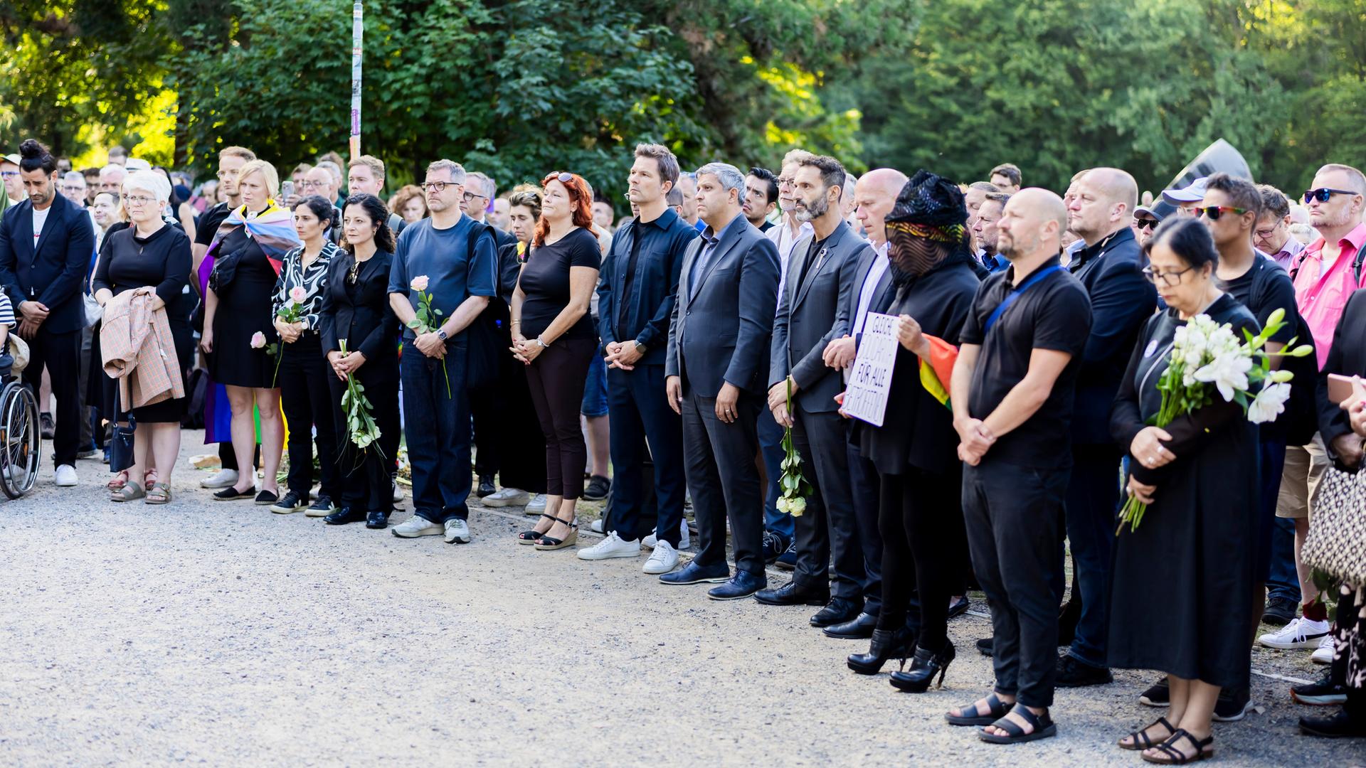Menschen gedenken bei einer Mahnwache der Opfer des Anschlags auf den CSD im Tiergarten, unter anderem Kai Wegner (CDU, 4.v.r), Regierender Bürgermeister von Berlin. Menschen gedenken bei einer Mahnwache der Opfer des Anschlags auf den CSD im Tiergarten, unter anderem Kai Wegner (CDU, 4.v.r), Regierender Bürgermeister von Berlin.