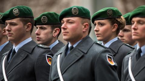Eine Soldatin des Wachbataillons der Bundeswehr steht zusammen mit ihren Kollegen vor dem Bundeskanzleramt in Berlin.