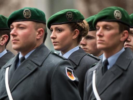 Eine Soldatin des Wachbataillons der Bundeswehr steht zusammen mit ihren Kollegen vor dem Bundeskanzleramt in Berlin.
