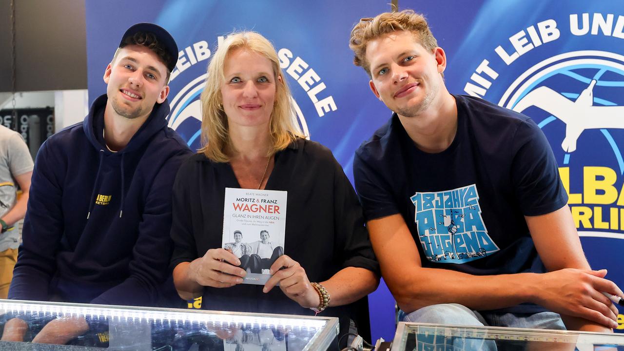 Franz Wagner (Orlando Magic) und Moritz Wagner (Orlando Magic) präsentieren das von Mutter Beate Wagner geschriebene Buch "Glanz in ihren Augen"