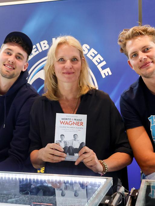 Franz Wagner (Orlando Magic) und Moritz Wagner (Orlando Magic) präsentieren das von Mutter Beate Wagner geschriebene Buch "Glanz in ihren Augen" Franz Wagner (Orlando Magic) und Moritz Wagner (Orlando Magic) präsentieren das von Mutter Beate Wagner geschriebene Buch "Glanz in ihren Augen"