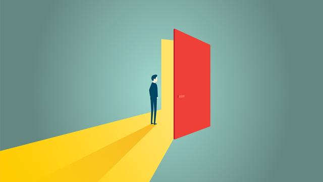 Illustration einer Person, die vor einer geöffneten Türe steht
