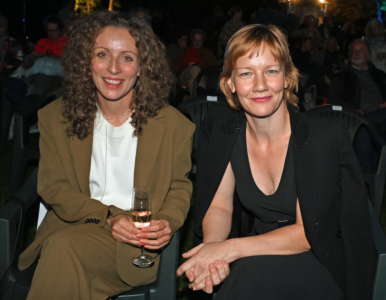 Die Schauspielerin Sandra Hüller (r.) und die Regisseurin Annika Pinske lächeln vor der Verleihung des "Hannelore-Elsner-Preises" beim 16.Fünf-Seen-Film Festival am Seebad in Starnberg.