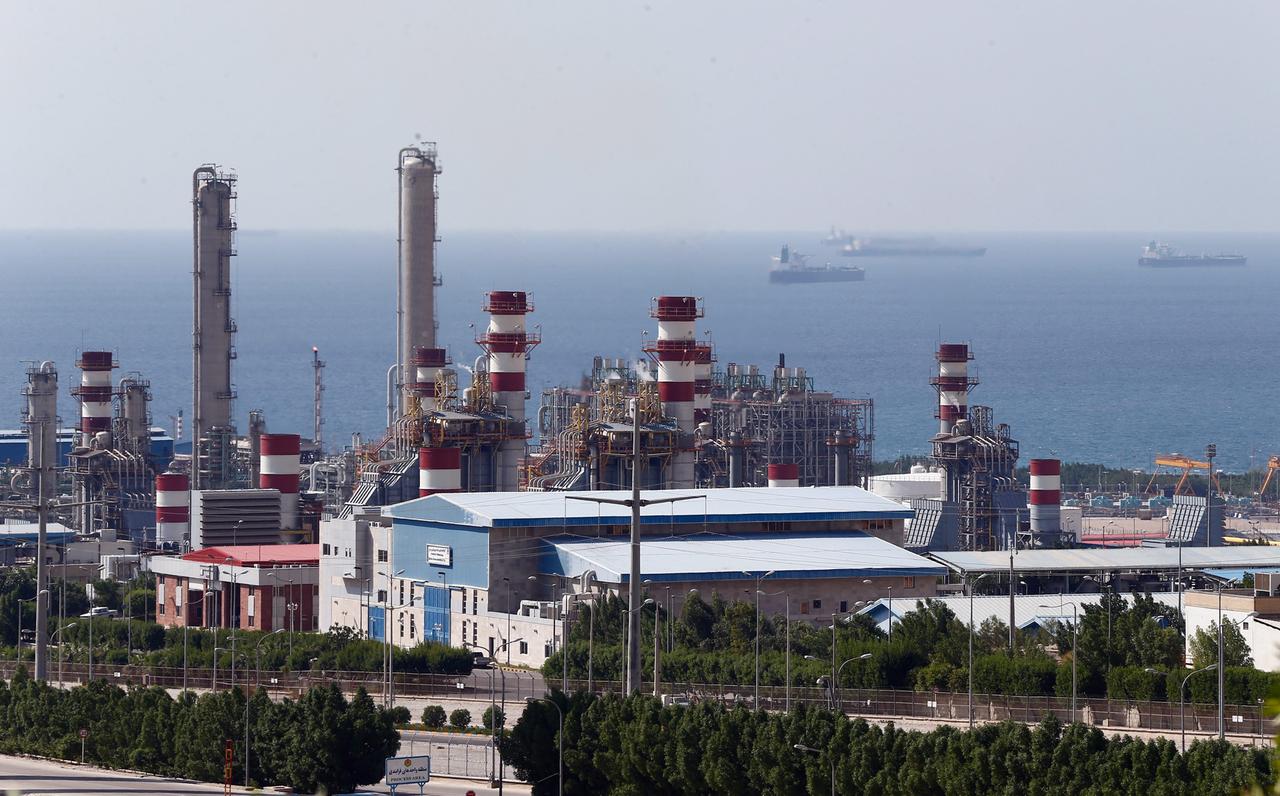 Das Bild zeigt eine Industrieanlage mit großen Rohren und anderen Konstruktionen aus Metall und Beton. Im Hintergrund ist ein Meer zu erkennen. Das Bild zeigt eine Industrieanlage mit großen Rohren und anderen Konstruktionen aus Metall und Beton. Im Hintergrund ist ein Meer zu erkennen.