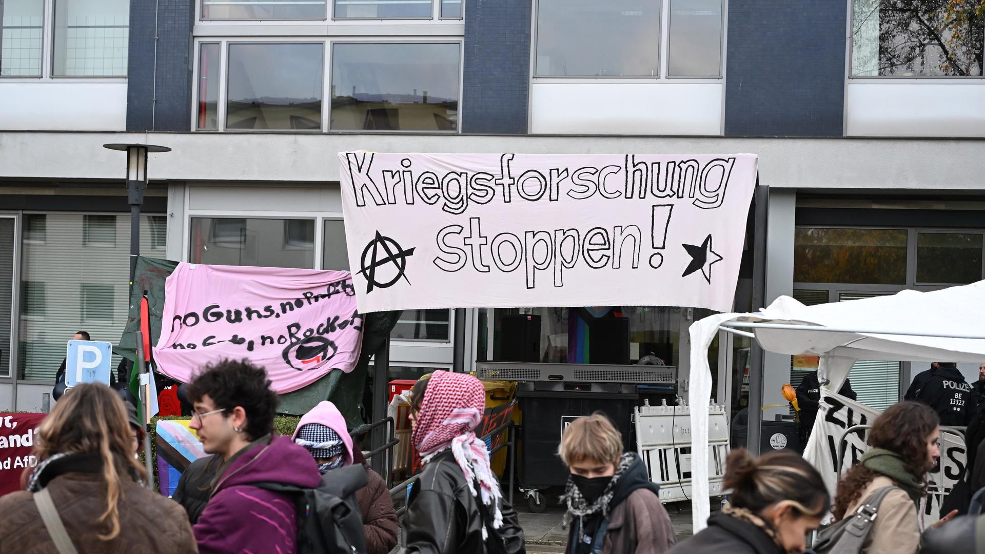 Studierende blockieren den Eingang des Otto-Suhr-Instituts der Freien Universität Berlin am 28. Oktober 2026. Die Studierenden protestieren gegen Kürzungen im Bildungsbereich und eine Wiedereinführung der Wehrpflicht. Lokale Medien berichten, die Aktion stehe im Zusammenhang mit den Jugendprotesten in Frankreich. Studierende blockieren den Eingang des Otto-Suhr-Instituts der Freien Universität Berlin am 28. Oktober 2026. Die Studierenden protestieren gegen Kürzungen im Bildungsbereich und eine Wiedereinführung der Wehrpflicht. Lokale Medien berichten, die Aktion stehe im Zusammenhang mit den Jugendprotesten in Frankreich.