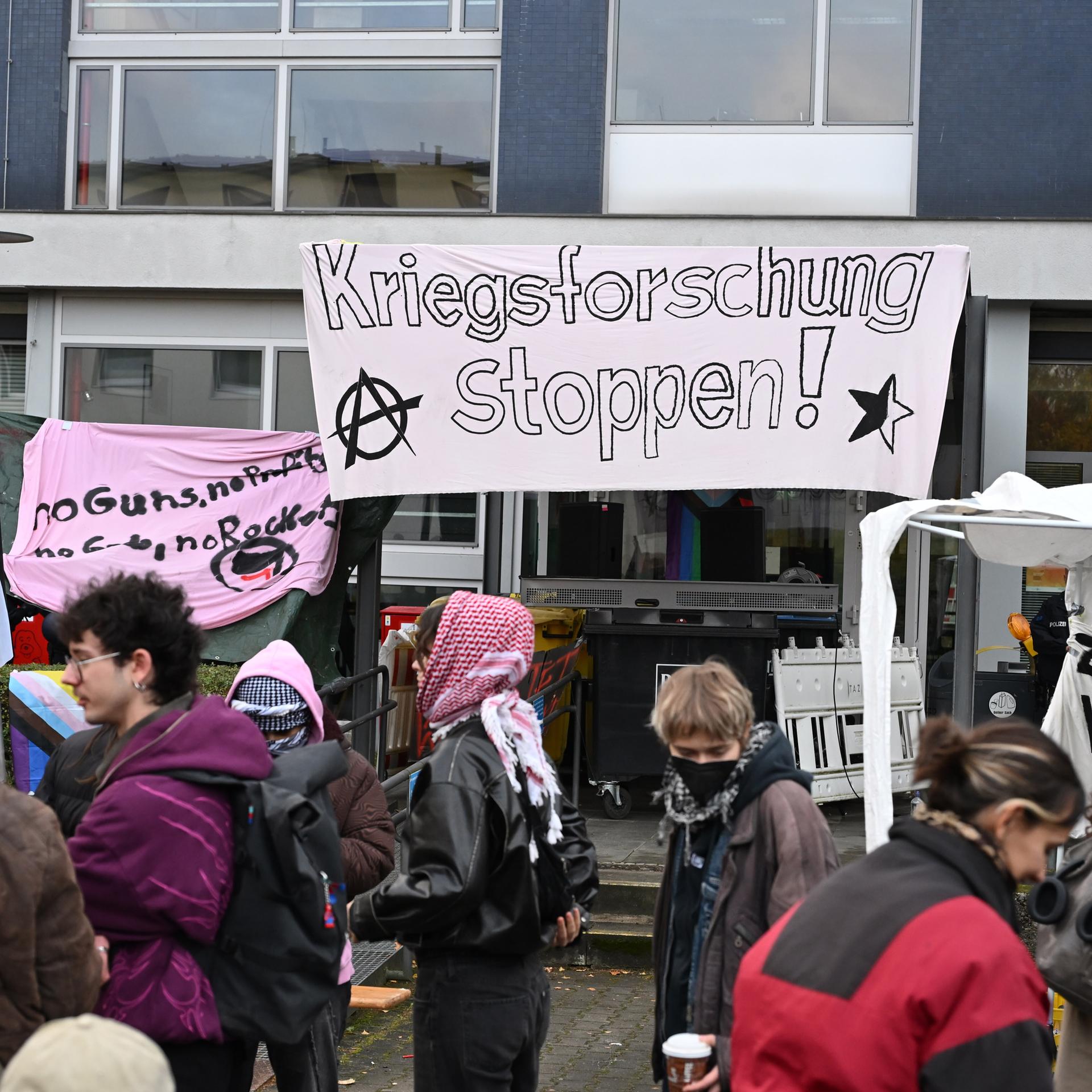 Studierende blockieren den Eingang des Otto-Suhr-Instituts der Freien Universität Berlin am 28. Oktober 2026. Die Studierenden protestieren gegen Kürzungen im Bildungsbereich und eine Wiedereinführung der Wehrpflicht. Lokale Medien berichten, die Aktion stehe im Zusammenhang mit den Jugendprotesten in Frankreich.