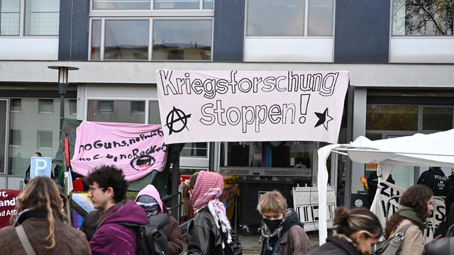 Studierende blockieren den Eingang des Otto-Suhr-Instituts der Freien Universität Berlin am 28. Oktober 2026. Die Studierenden protestieren gegen Kürzungen im Bildungsbereich und eine Wiedereinführung der Wehrpflicht. Lokale Medien berichten, die Aktion stehe im Zusammenhang mit den Jugendprotesten in Frankreich.