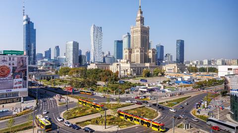 Skyline von Warschau mit Hochhäusern im Hintergrund und Straßenbahnen im Vordergrund