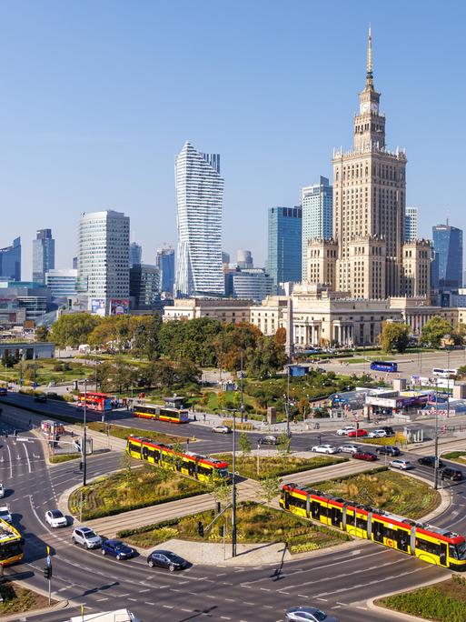 Skyline von Warschau mit Hochhäusern im Hintergrund und Straßenbahnen im Vordergrund