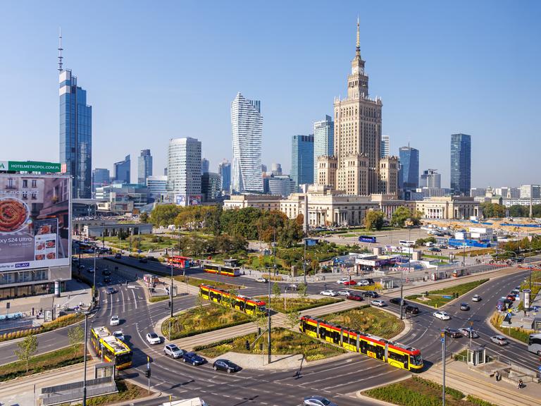 Skyline von Warschau mit Hochhäusern im Hintergrund und Straßenbahnen im Vordergrund