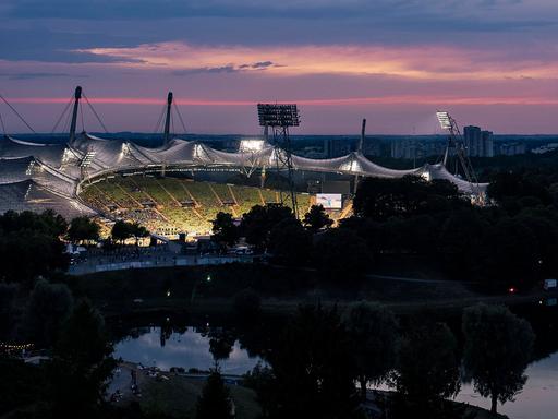 Abendpanorama vom Olympiastadion in München während der European Championships 2022  