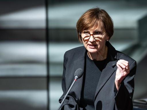Bettina Stark-Watzinger (FDP), Bundesministerin für Bildung und Forschung, spricht nach der Regierungserklärung bei der Befragung der Bundesregierung im Plenarsaal im Deutschen Bundestag.
