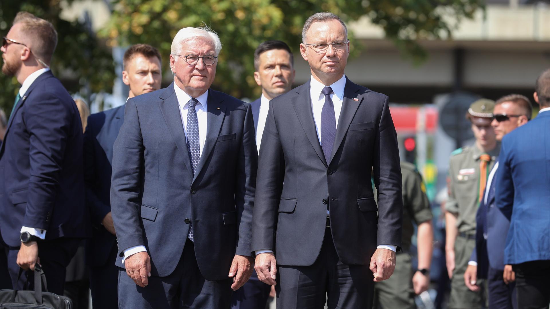 Der polnische Präsident Andrzej Duda und Bundespräsident Frank-Walter Steinmeier gehen nebeneinander her. 