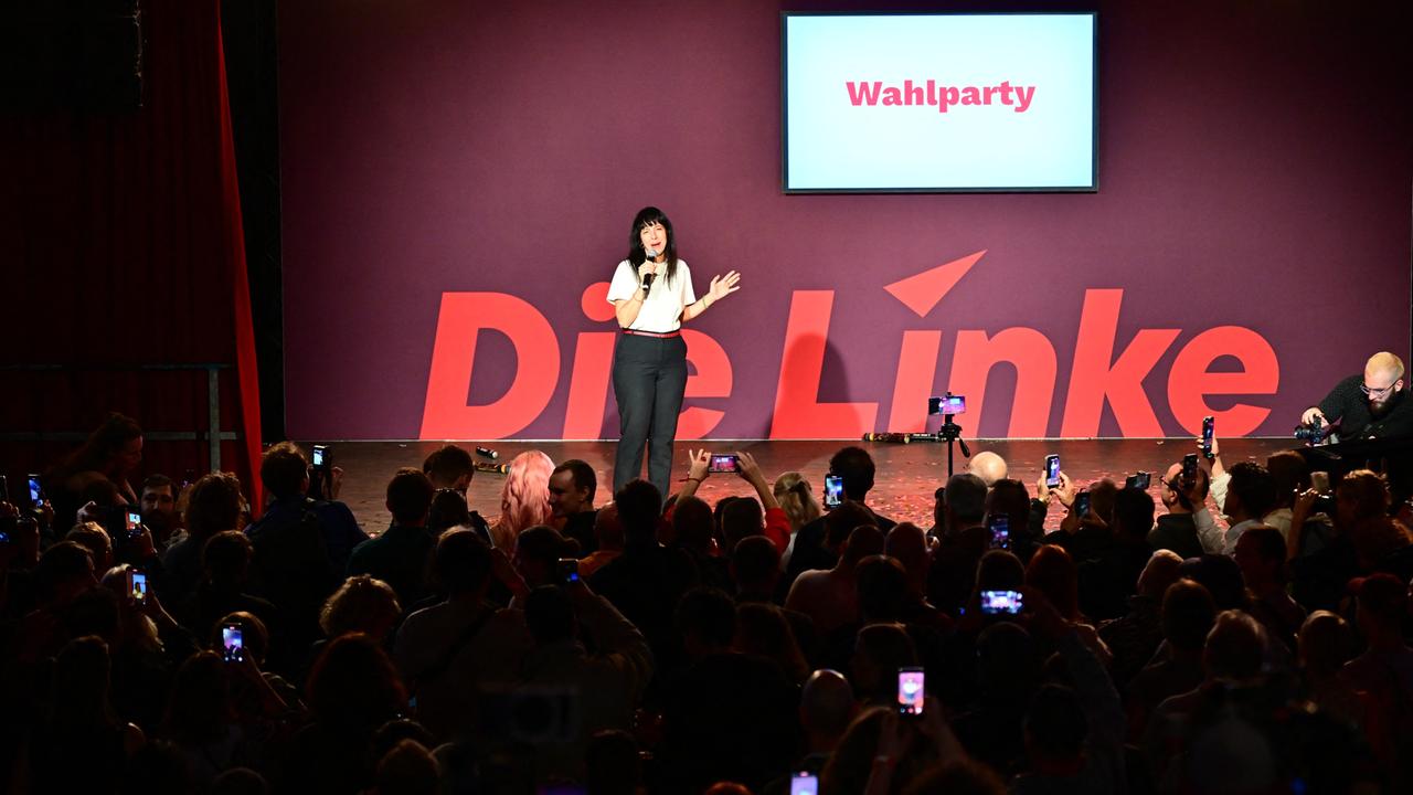 Elif Eralp (Die Linke), Spitzenkandidatin und stellvertretende Vorsitzende der Linksfraktion, spricht auf einer Wahlparty der Berliner Linken im Festsaal Kreuzberg zu Anhängern und Parteimitgliedern.