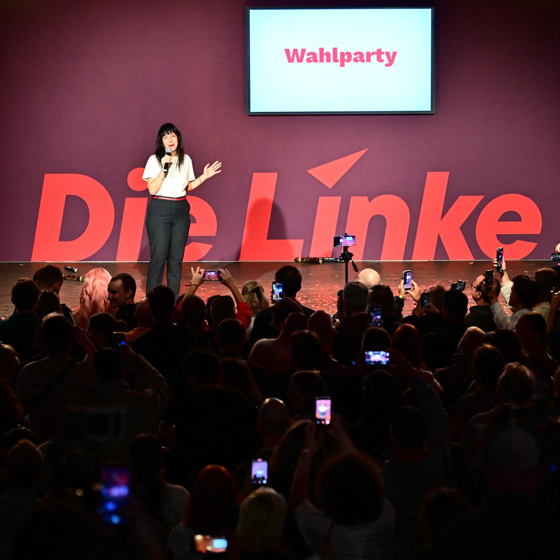 Elif Eralp (Die Linke), Spitzenkandidatin und stellvertretende Vorsitzende der Linksfraktion, spricht auf einer Wahlparty der Berliner Linken im Festsaal Kreuzberg zu Anhängern und Parteimitgliedern.