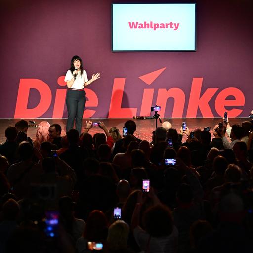 Elif Eralp (Die Linke), Spitzenkandidatin und stellvertretende Vorsitzende der Linksfraktion, spricht auf einer Wahlparty der Berliner Linken im Festsaal Kreuzberg zu Anhängern und Parteimitgliedern.