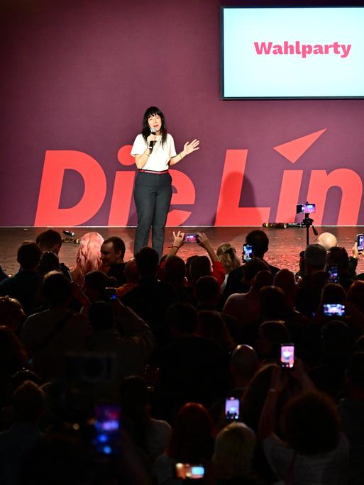 Elif Eralp (Die Linke), Spitzenkandidatin und stellvertretende Vorsitzende der Linksfraktion, spricht auf einer Wahlparty der Berliner Linken im Festsaal Kreuzberg zu Anhängern und Parteimitgliedern.