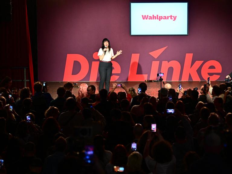 Elif Eralp (Die Linke), Spitzenkandidatin und stellvertretende Vorsitzende der Linksfraktion, spricht auf einer Wahlparty der Berliner Linken im Festsaal Kreuzberg zu Anhängern und Parteimitgliedern.