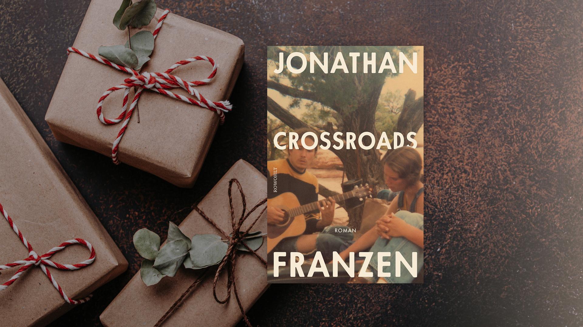 Buchcover zu "Crossroads" von Jonathan Franzen. Im Hintergrund braune Päckchen mit weiß-roten Schleifen.