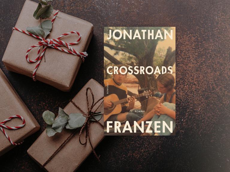 Buchcover zu "Crossroads" von Jonathan Franzen. Im Hintergrund braune Päckchen mit weiß-roten Schleifen.