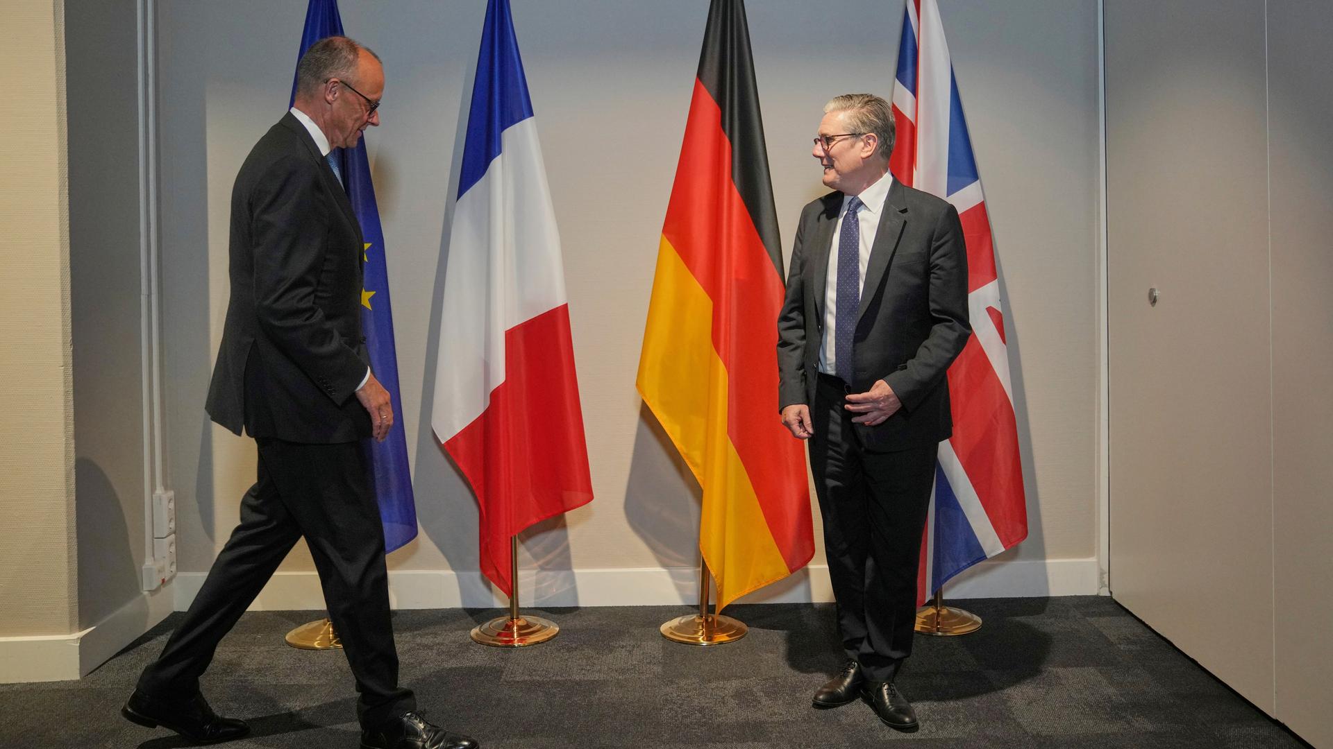 Bundeskanzler Friedrich Merz und der britische Premierminister Keir Starmerbei einem NATO-Treffen