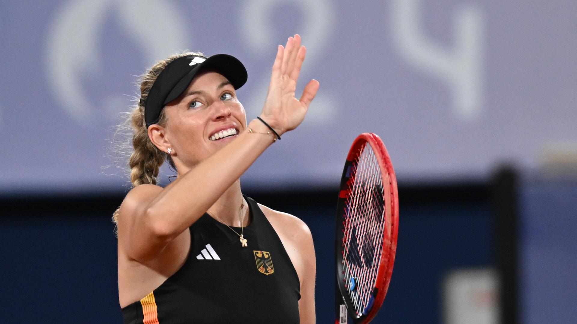 Angelique Kerber winkt nach ihrem Sieg ins Publikum. Angelique Kerber winkt nach ihrem Sieg ins Publikum.