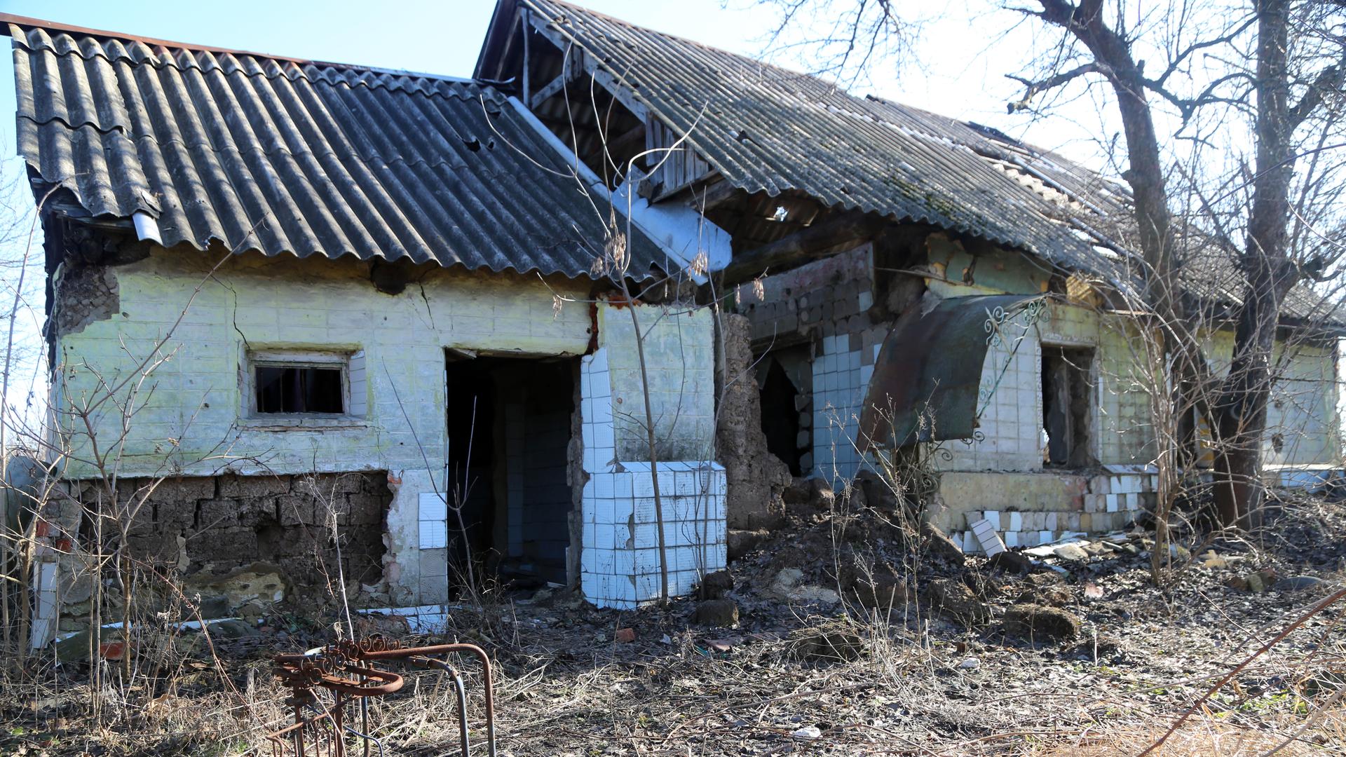 Zerstörte Häuser in einem Dorf in der Ostukraine. 