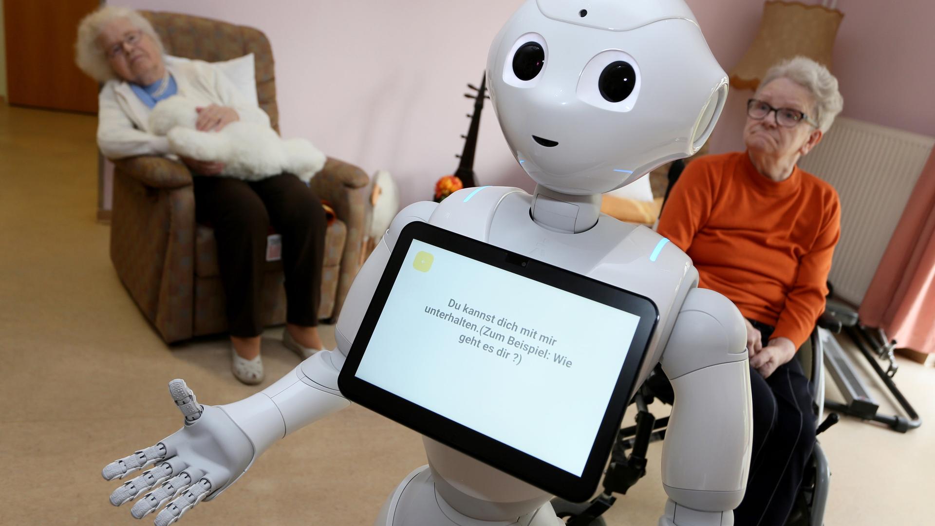 Ein programmierter Roboter führt im AWO Familien- und Pflegezentrum "Am Klees" Bewohnern und Pflegepersonal einen Tanz vor.