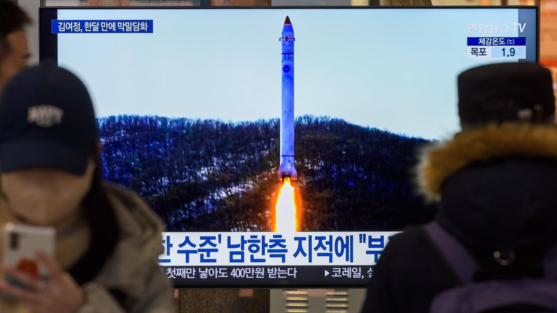 Ein Fernsehbildschirm zeigt das Bild einer nordkoreanischen Rakete mit Testsatelliten während einer südkoreanischen Nachrichtensendung.