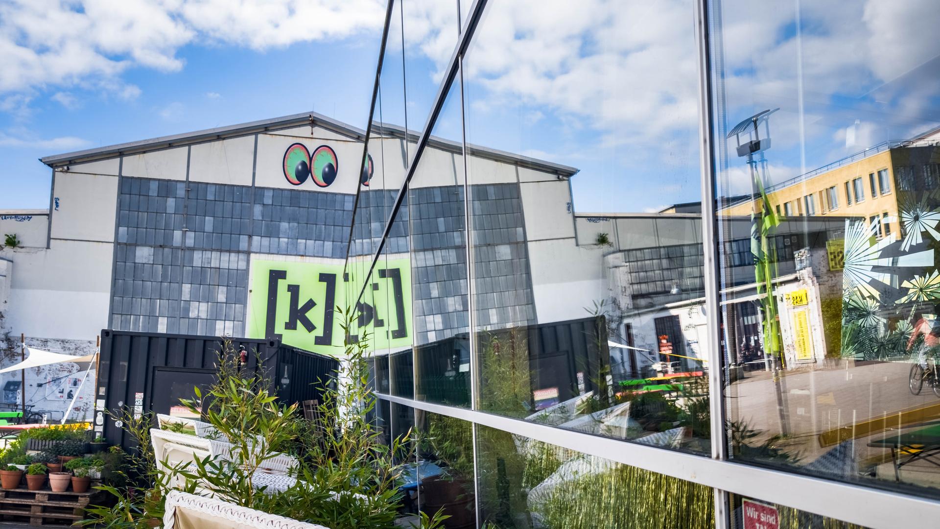 Blick auf den Eingangsbereich von Kampnagel mit dem Logo der Kulturfabrik. Kampnagel ist eine ehemalige, 1865 gegründete Maschinenfabrik in Hamburg-Winterhude. Sie wird seit 1982 als Veranstaltungsort für zeitgenössische darstellende Kunst genutzt.