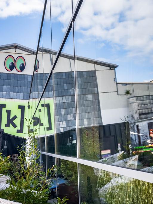 Blick auf den Eingangsbereich von Kampnagel mit dem Logo der Kulturfabrik. Kampnagel ist eine ehemalige, 1865 gegründete Maschinenfabrik in Hamburg-Winterhude. Sie wird seit 1982 als Veranstaltungsort für zeitgenössische darstellende Kunst genutzt.