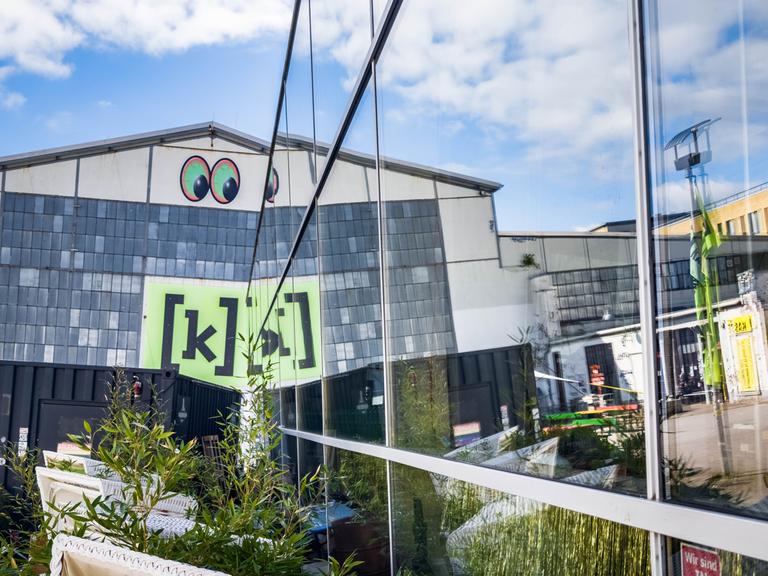 Blick auf den Eingangsbereich von Kampnagel mit dem Logo der Kulturfabrik. Kampnagel ist eine ehemalige, 1865 gegründete Maschinenfabrik in Hamburg-Winterhude. Sie wird seit 1982 als Veranstaltungsort für zeitgenössische darstellende Kunst genutzt.