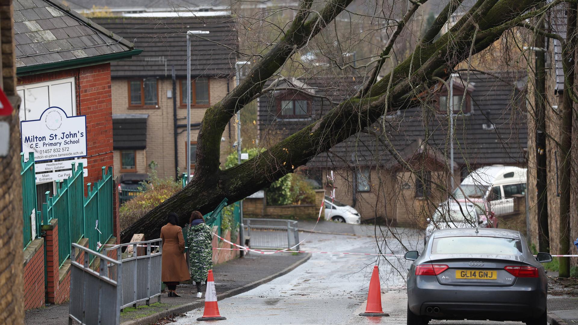 In Großbritannien hat das Sturmtief Claudia Bäume entwurzelt und Straßen überschwemmt - hier Aufnahmen aus Manchester. Ein großer Baum ist auf ein benachbartes Haus gefallen; die Straße ist gesperrt.
In Großbritannien hat das Sturmtief Claudia Bäume entwurzelt und Straßen überschwemmt - hier Aufnahmen aus Manchester. Ein großer Baum ist auf ein benachbartes Haus gefallen; die Straße ist gesperrt.