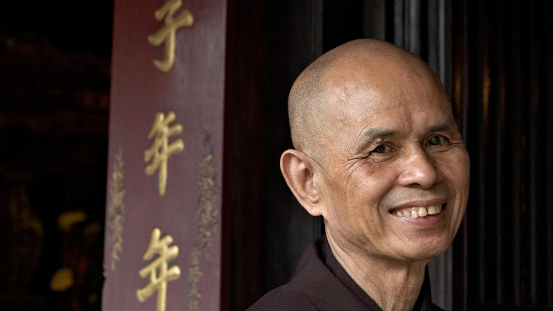 Thich Nhat Hanh lächelt.