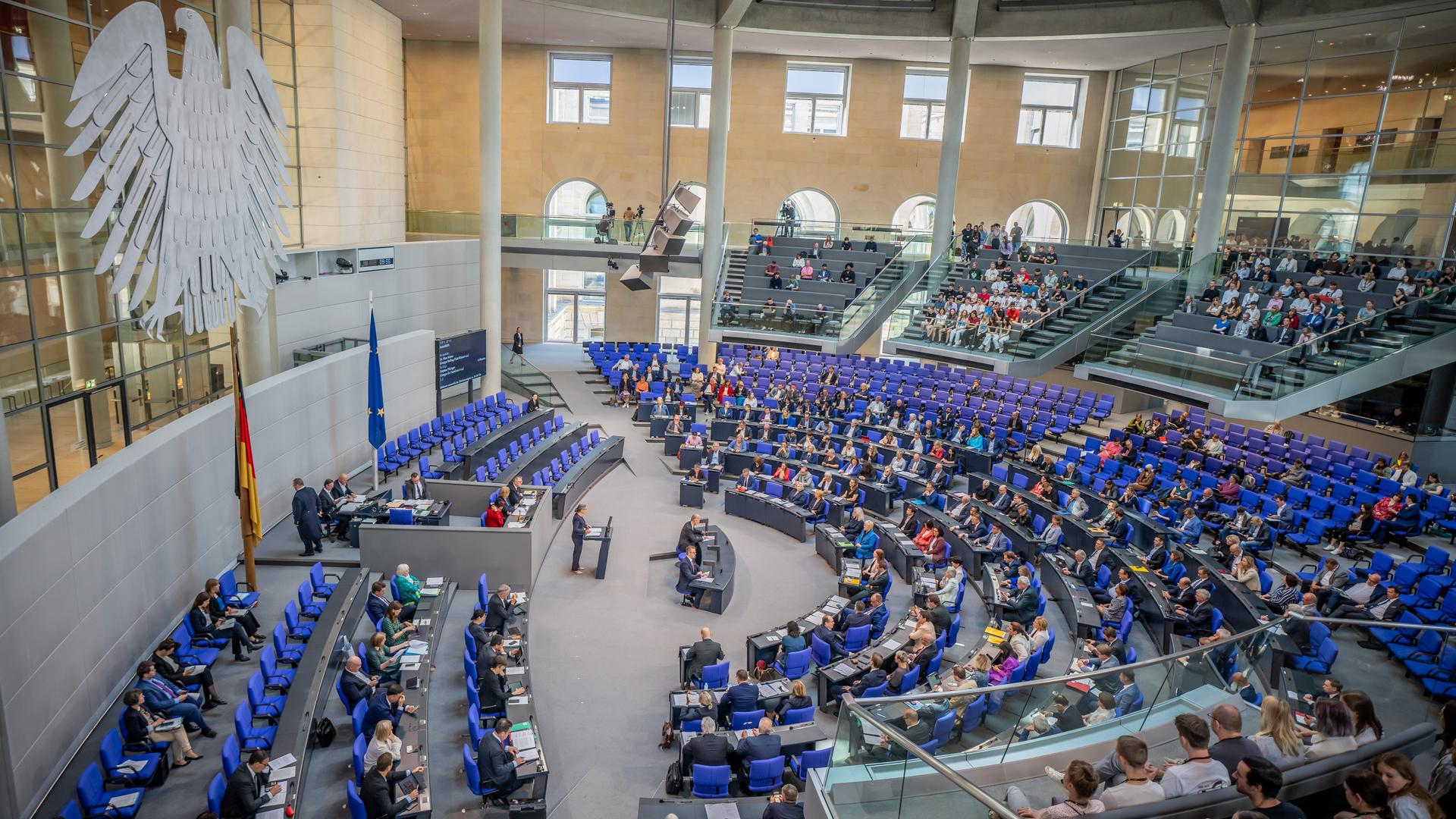 Blick von schräg oben in den Plenarsaal des Bundestags