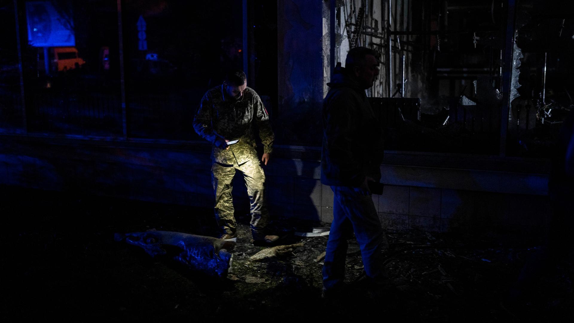 Ein Mitglied der ukrainischen Rettungskräfte untersucht am 4. Mai Trümmer nach dem Abschuss einer Drohne über Kiew.
