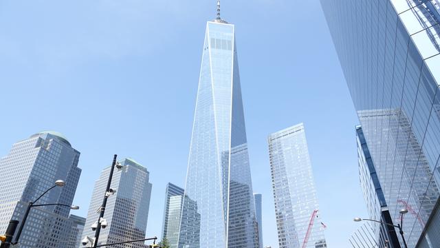 Das One World Trade Center (M) und andere Hochhäuser in Manhattan. Es wurde auf der auch als Ground Zero bekannten World Trade Center Site neben der Stelle des am 11. September 2001 bei Terroranschlägen zerstörten World Trade Centers errichtet.