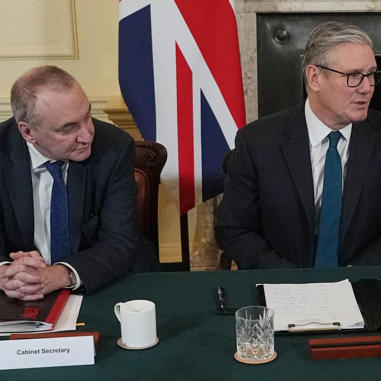 Großbritanniens Kabinettssekretär Chris Wormald und Premierminister Keir Starmer sitzen nebeneinander. 