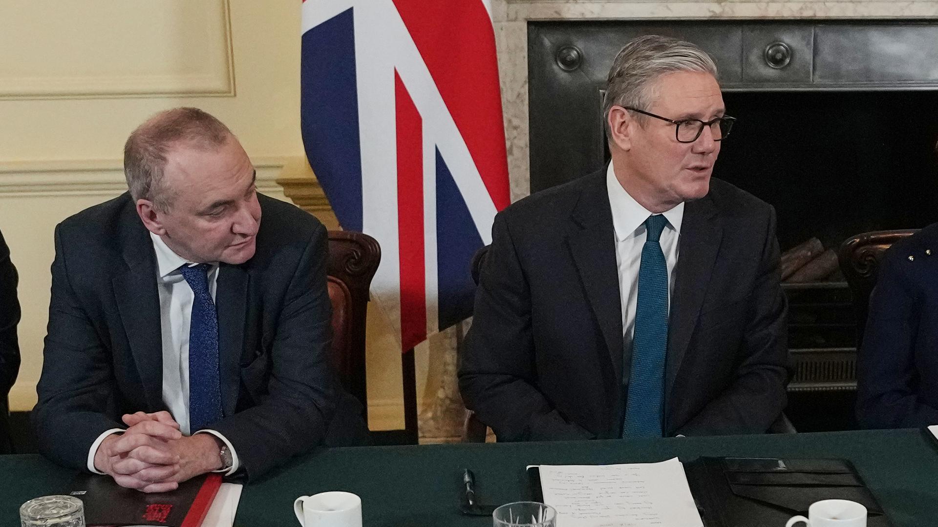 Großbritanniens Kabinettssekretär Chris Wormald und Premierminister Keir Starmer sitzen nebeneinander. 