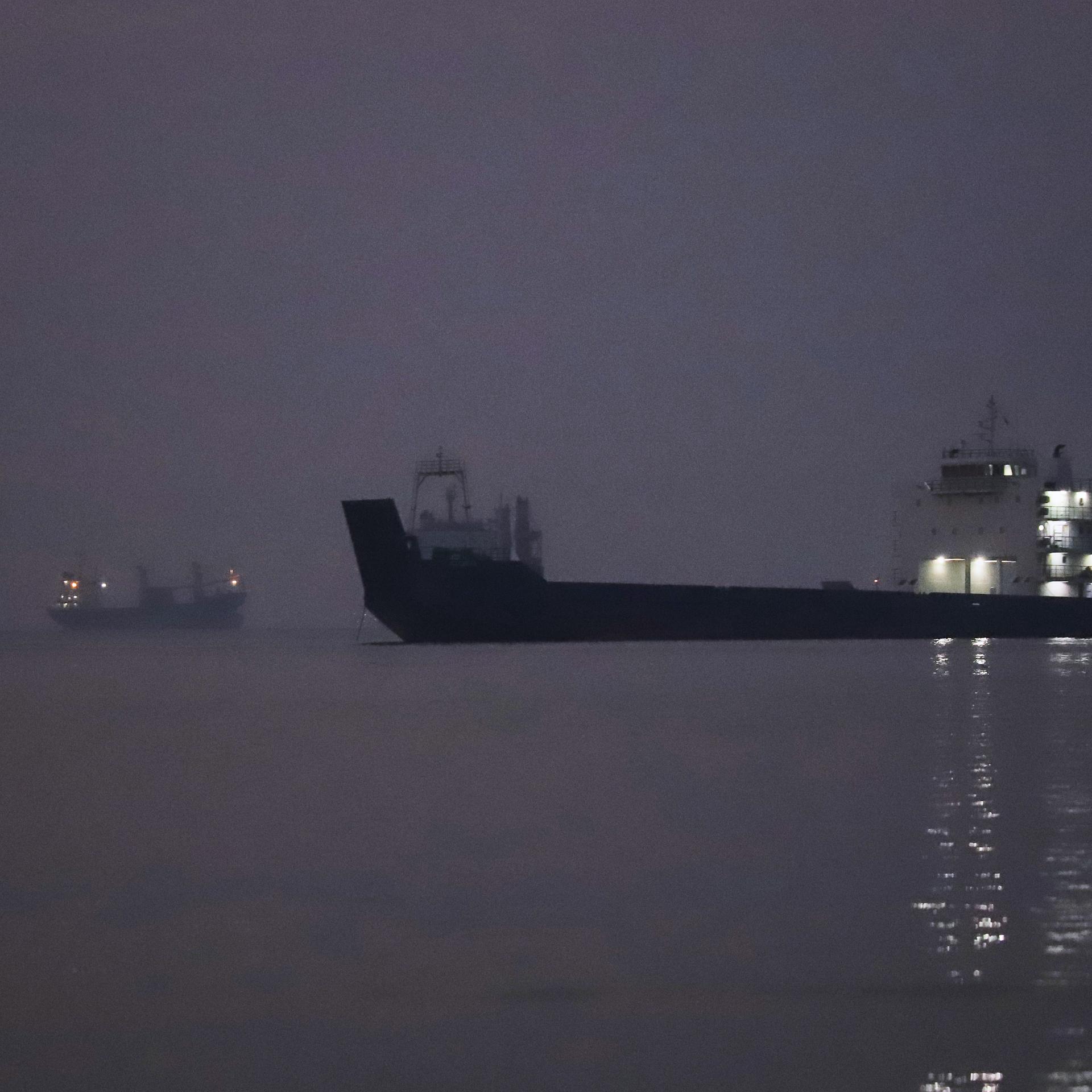 Vor Sonnenaufgang liegen Frachtschiffe in der Straße von Hormus vor Bandar Abbas vor Anker. 