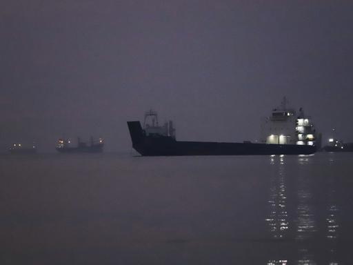 Vor Sonnenaufgang liegen Frachtschiffe in der Straße von Hormus vor Bandar Abbas vor Anker. 