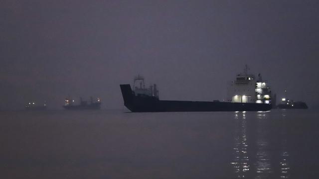 Vor Sonnenaufgang liegen Frachtschiffe in der Straße von Hormus vor Bandar Abbas vor Anker. 